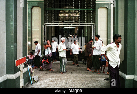 Muslimische Männer verlassen eine Moschee nach dem Freitagsgebet in Yangon, Mai 2010 Stockfoto
