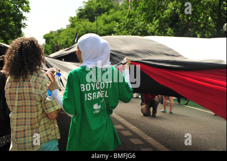 Propalästinensische Demonstration in Paris, um Israels tödlicher Angriff auf eine Überschrift Flottille nach Gaza zu protestieren. Stockfoto