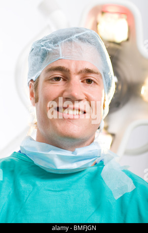 männlichen Arzt im OP-Saal Stockfoto