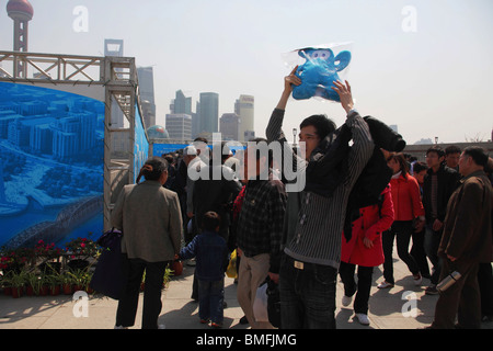 Chinesischer Mann hält eine World Expo Shanghai 2010-Maskottchen Haibao, Binjiang Da Dao, Pudong, Shanghai, China Stockfoto
