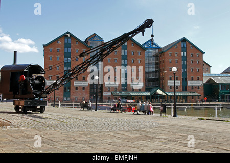 Historischen Gloucester docks zeigt restaurierte Dampf Kran und Neubauten im Stil der original Lager Stockfoto