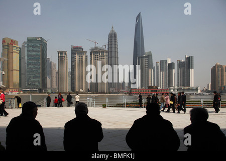 Touristen, die Anzeigen von Wolkenkratzern in Pudong aus Bin Jiang Avenue, The Bund, Shanghai, China Stockfoto