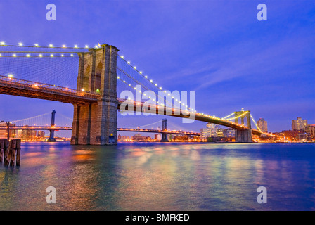 New York City, die Brooklyn Bridge über den East River mit der Manhattan Bridge im Hintergrund. Stockfoto