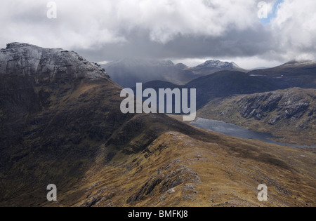 Loch Beinn Dearg und Beinn Dearg Mor vom Gipfel des Beinn Dearg Beag, Fisherfield Wald, Schottland Stockfoto