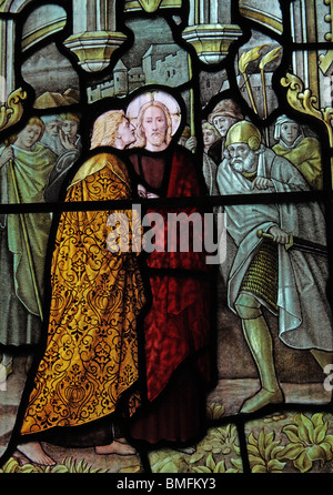 Detail einer Glasmalerei von Shrigley & Hunt aus dem Jahr 1904, in der der von Judas Iskariot, der St. Peter and St. Paul Church, Uppingham, Rutland, verratene Jesus dargestellt ist Stockfoto