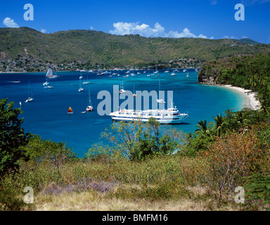 Ansicht der Admiralty Bay zeigt Princess Margaret Beach auf die Grenadine Insel Bequia Stockfoto