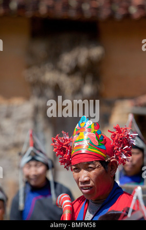 She-Mann in zeremoniellen Kostümen, Banling, Zhengkeng, Jingning She autonome Grafschaft, Lishui, Zhejiang Province, China Stockfoto