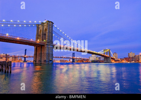 New York City, die Brooklyn Bridge über den East River mit der Manhattan Bridge im Hintergrund. Stockfoto