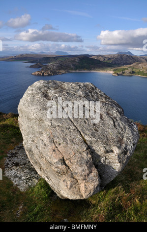 Boulder auf Hügel oberhalb Gruinard Bay in der Nähe von Little Gruinard, Schottland Stockfoto