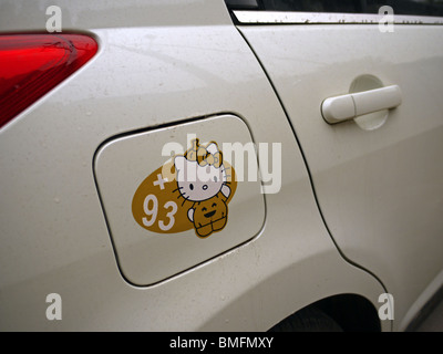 Niedliche "Hello Kitty" Aufkleber auf Auto Benzin Tank Cover in Peking, China Stockfoto