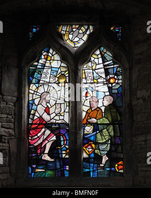 Ein Buntglasfenster von 1974 von Roger Fifield, das das Abendmahl in Emmaus, die Kirche St. Peter & St. Paul, Wing, Rutland, darstellt Stockfoto