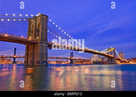 New York City, die Brooklyn Bridge über den East River mit der Manhattan Bridge im Hintergrund. Stockfoto
