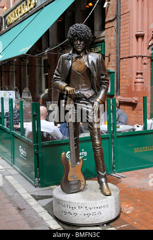 Bronzestatue von Philip Lynott Parris "Phil" ein irischer Musiker außerhalb Bruxelles Restaurant auf Harry Street Dublin Irland Stockfoto