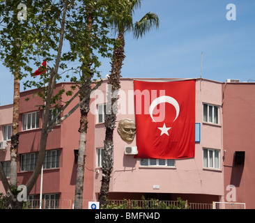 Türkei Antalya - National Woche mit Atatürk Tag und Kinderfest - türkische Flagge und Atatürk an Gebäuden Stockfoto