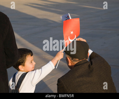 Türkei Antalya - National Woche mit Atatürk Tag und Kinderfest - kleiner Junge mit Opa und türkische Fahne Stockfoto