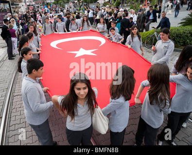 Türkei Antalya - National Woche mit Atatürk Tag und Kinderfest - lokale Kinder Parade mit türkischer Flagge Stockfoto