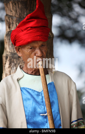 Ältere Li Mann spielen Xiao Querflöte Baicha Dorf, Wuzhishan, Provinz Hainan, China Stockfoto