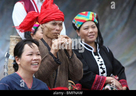 Li Menschen spielen Lilie, Baicha Dorf, Wuzhishan, Provinz Hainan, China Stockfoto