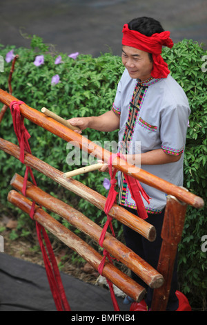 Li-Menschen, die spielen traditionelle Musical instrument Dingdongmu, Baicha Dorf, Wuzhishan, Provinz Hainan, China Stockfoto