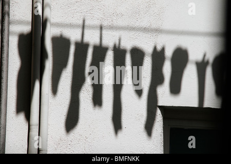 Schatten der Socken hängen, Wäscheleine in Sonne Stockfoto