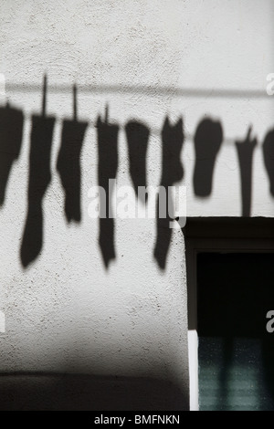 Schatten der Socken hängen, Wäscheleine in Sonne Stockfoto