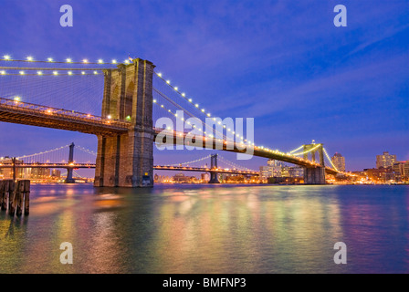 New York City, die Brooklyn Bridge über den East River mit der Manhattan Bridge im Hintergrund. Stockfoto