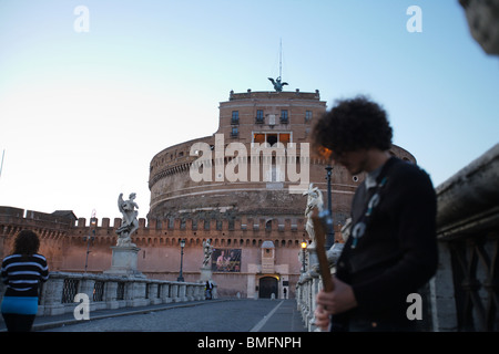 Straßenmusiker spielen Gitarre auf st. Angel Brücke vor Castel Sant Angelo Rome Italy Stockfoto