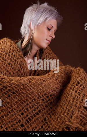 Frau mit braunen Wrap gemacht Kokosfaser Stockfoto