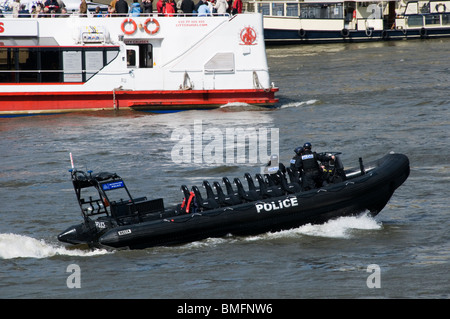 Fluss-Polizei in eine Rippe auf der Themse in London Stockfoto