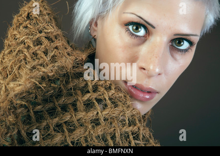 Frau mit braunen Wrap gemacht Kokosfaser Stockfoto