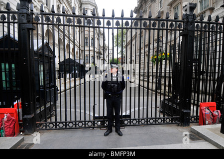 Polizeibeamter, Polizist in Downing Street, London, UK Stockfoto