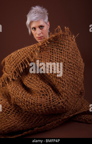 Frau mit braunen Wrap gemacht Kokosfaser Stockfoto