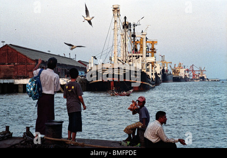 Frachtschiffe sind vertäut am Kai auf dem Yangon-Fluß in Yangon, Mai 2010 zu sehen Stockfoto