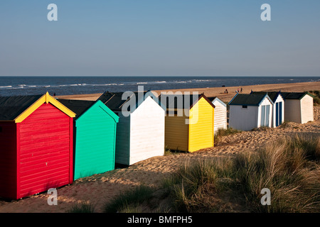 Bunte Strandhäuschen am Southwold Strand Suffolk Stockfoto
