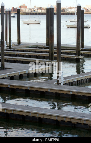 Leere Stahlrohr Finger Docks mit Stollen und Ecke Kotflügel im Hafen. Stockfoto