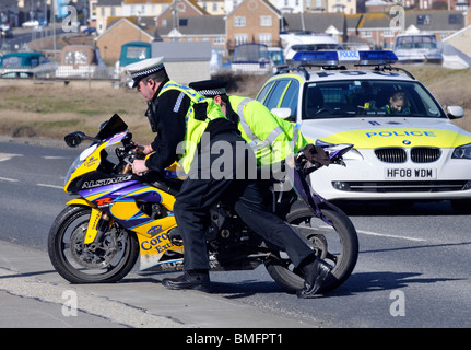 Motorrad-crash, Polizeibeamte entfernen Sie das Wrack eines abgestürzten Motorrads aus Straße, Britain, Großbritannien Stockfoto