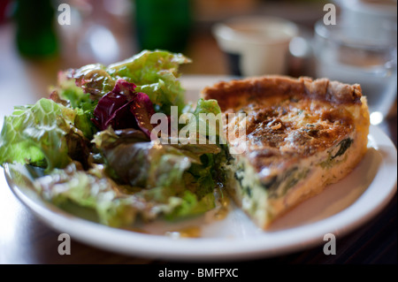 Quiche und Salat serviert auf einem weißen Teller auf ein Café in Kyoto, Japan Stockfoto