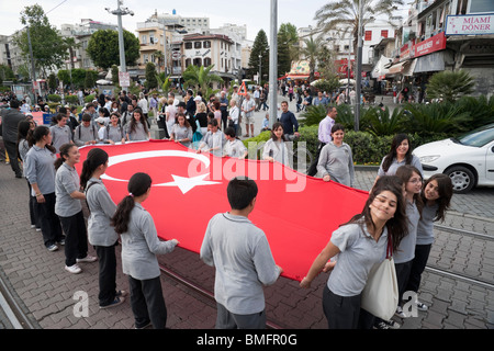 Türkei Antalya - Nationale Woche, mit Atatürk Tag und Kinderfestival - lokale Kinder Parade mit türkischer Flagge im Jahr 2010 (vor Atatürk ungnade) Stockfoto