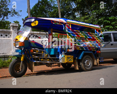 Asiatische Pkw Dreirad (allgemein bekannt als Tuk-Tuk oder Tuc-Tuc) geparkt in der Seitenstraße in Luang Prabang, Nordlaos Stockfoto