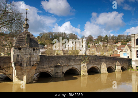Bradford On Avon Wiltshire. Die Stadt Hauptbrücke über den Fluss Avon, zeigt das alte Gefängnis in die Struktur integriert. Stockfoto