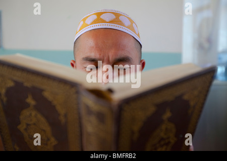 Hui-Mann liest Koran, Mageda Dorf, Tongxin, Wuzhong, Provinz Ningxia, China Stockfoto