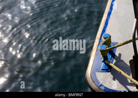 Seil gebunden auf dem Boot in der V&A Waterfront, Klampe, Kapstadt, Südafrika. Stockfoto
