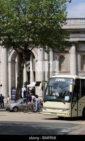 Ein O'Grady Stadtrundfahrt vorbei an der Bank of Ireland auf College Green in Dublin Irland Stockfoto