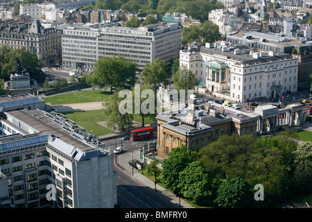 Erhöhten Blick auf Lanesborough Hotel, Apsley House und Wellington Arch am Hyde Park Corner, Belgravia, London, UK Stockfoto