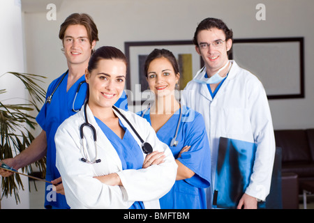 Gruppe von jungen Ärzten und Pflegepersonal im Krankenhaus Stockfoto