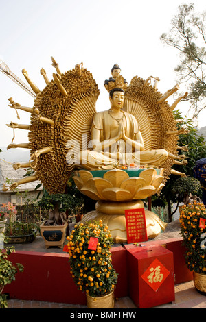 Statue von tausend Arm Avalokitesvara, Zehntausend Buddhas Kloster, Sha Zinn District, Hong Kong, China Stockfoto