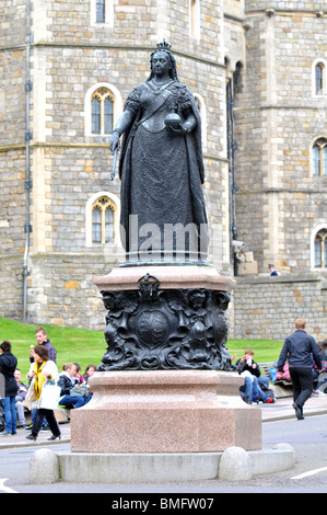 Statue der Königin Victoria vor Windsor Castle, Berkshire, England, UK Stockfoto