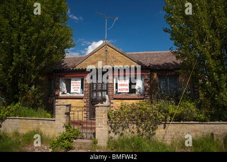 Einen kleinen Bungalow in Jaywick, Essex, UK, die chemisch behandelt wird Stockfoto