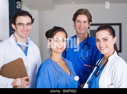 Gruppe von jungen Ärzten und Pflegepersonal im Krankenhaus Stockfoto