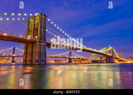 New York City, die Brooklyn Bridge über den East River mit der Manhattan Bridge im Hintergrund. Stockfoto